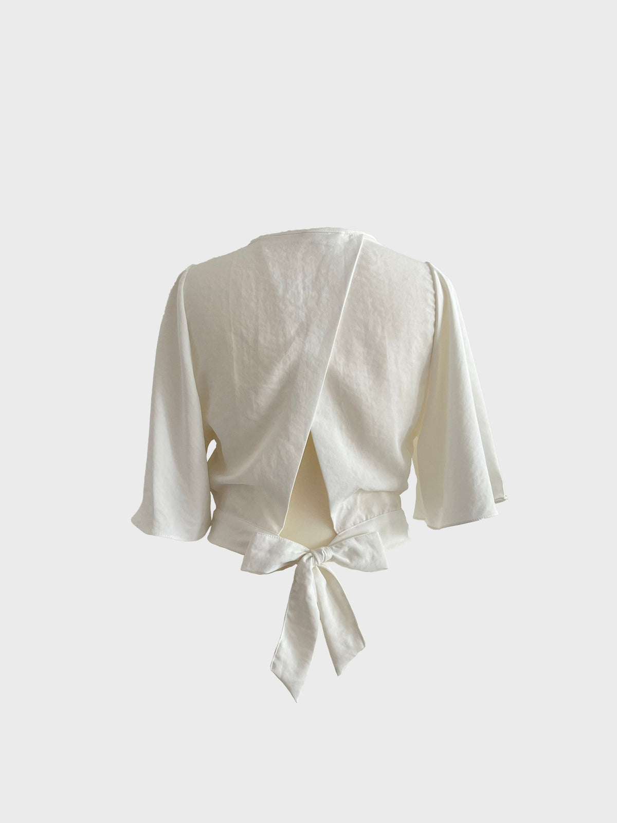 Bluse in Satin Optik Detailansicht – 3/4-Ärmel und Satin-Stoff | BECCA STUDIOS