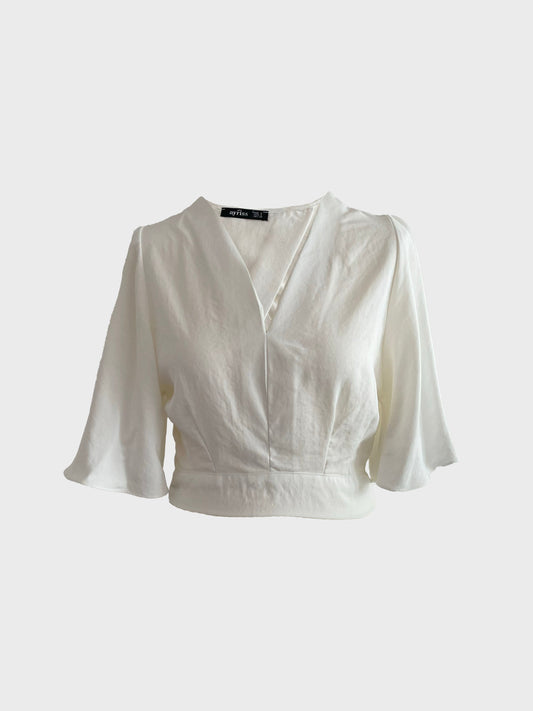 Bluse in Satin Optik Rückenansicht – Knotendetail am Rücken | BECCA STUDIOS